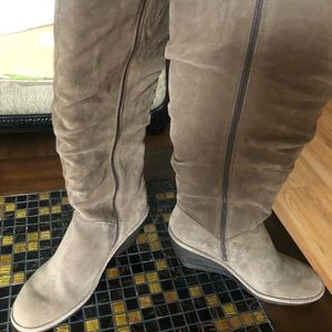 Misses brand new SOFTT suede boot. Side zipper.